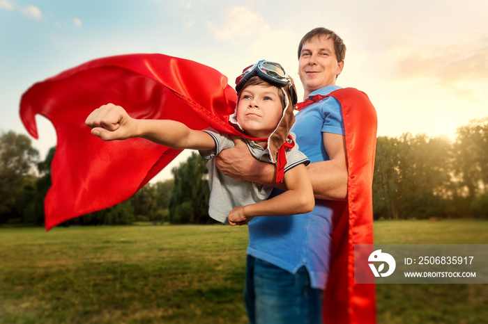 父亲和儿子穿着超级英雄服装在纳图公园玩耍