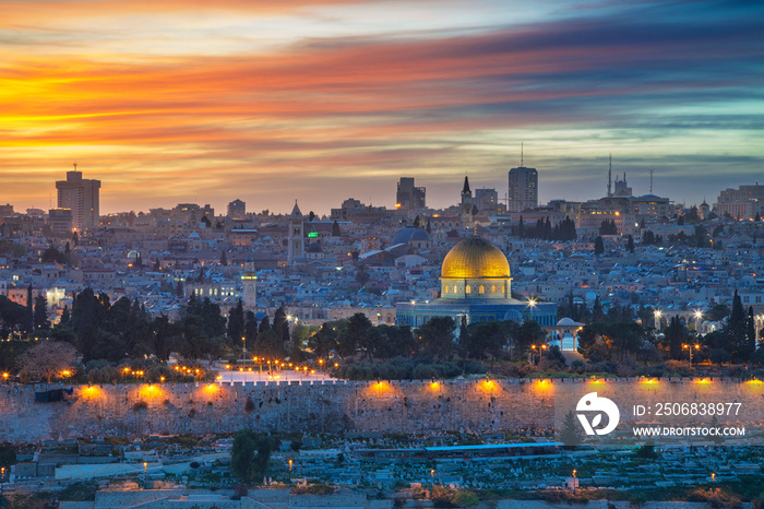 耶路撒冷老城。日落时以色列耶路撒冷的圆顶城市景观。