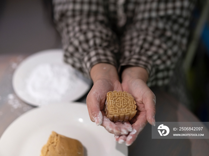 女人在家做月饼