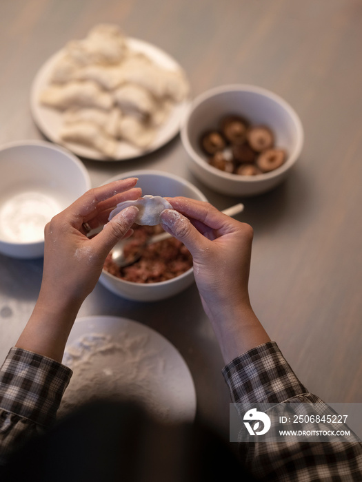 女人在家准备饺子