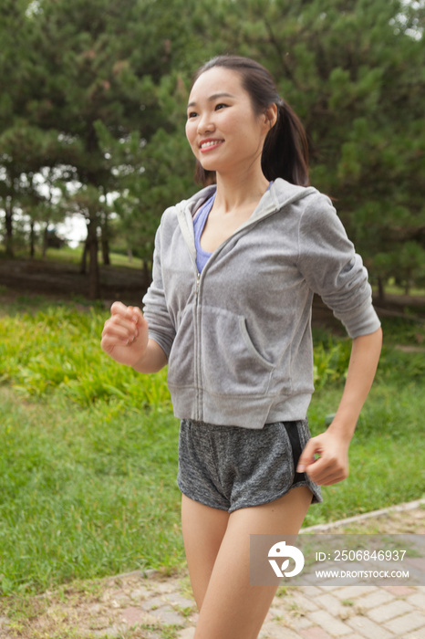 在公园跑步的年轻女跑步者