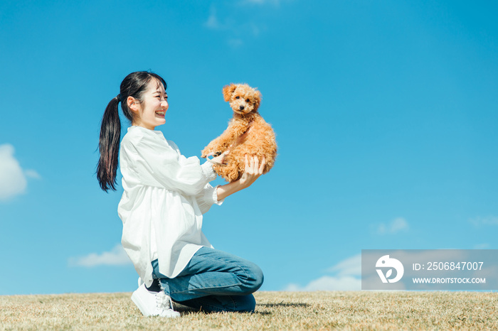 愛犬と遊ぶ女性（芝生）