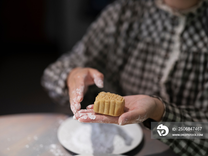 女人在家做月饼