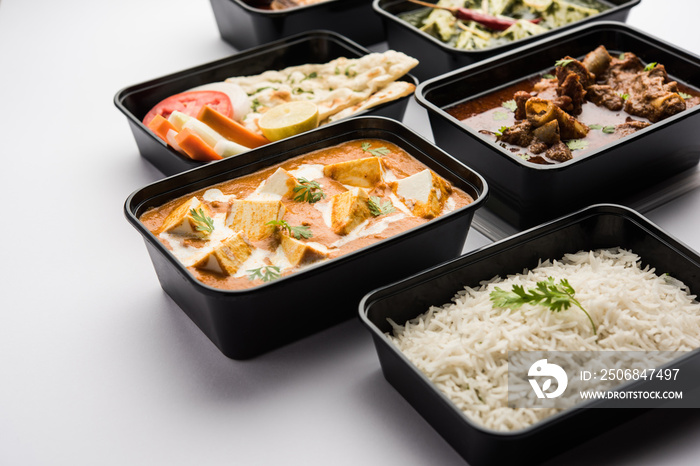 印度餐厅的在线送餐业务概念，展示装有蔬菜和蔬菜的塑料容器
