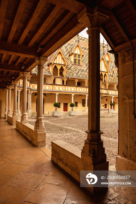 法国博讷临终关怀院的中世纪庭院