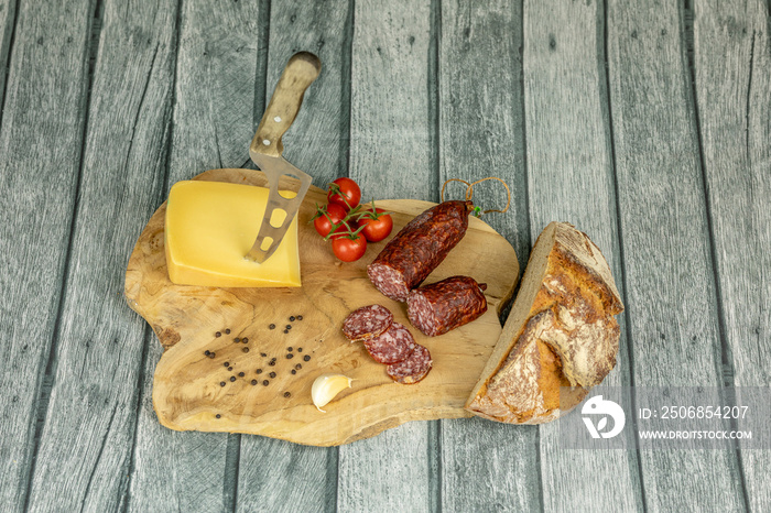 Vesperbrett mit Wurst, Käse, Tomaten und Brot