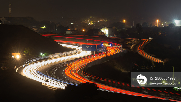 Die Autobahn bei Nacht mit roten und weißen Lichtstreifen fotografiert mit Langzeitbelichtung