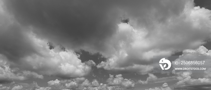 乌云密布的深灰色戏剧性天空