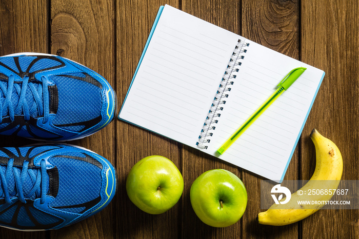 木底运动鞋、苹果和香蕉。运动