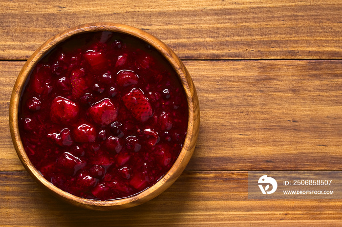 Rote Grütze aus Erdbeeren, Blaubeeren, rote Johannisbeeren and Himbeeren, fotografiert mit natürlich