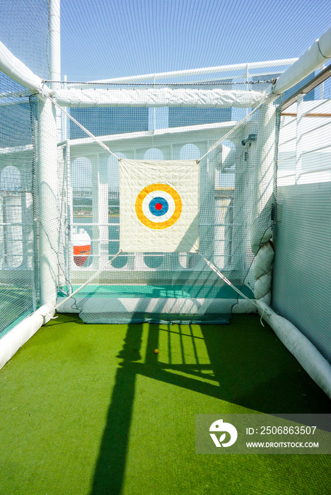 Virtueller Golf-Abschlagplatz auf Kreuzfahrtschiff mit Leinwand und Golfschlägern an Bord von Ozean