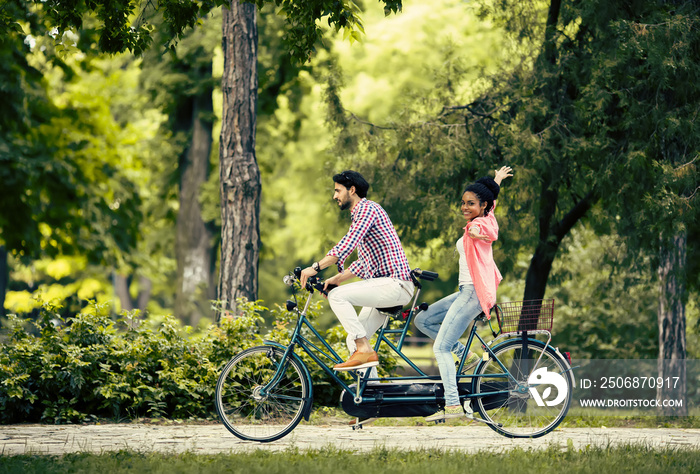 年轻夫妇骑双人自行车