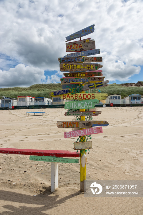 Richtungsschilder am Strand von Egmond aan Zee，诺德霍兰，尼德兰