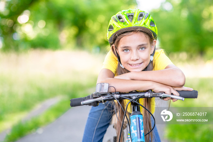 一个骑自行车的小女孩的肖像，看着相机微笑。空白处是文字