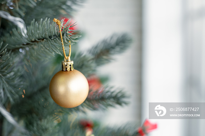 挂在装饰过的圣诞树上的金球。