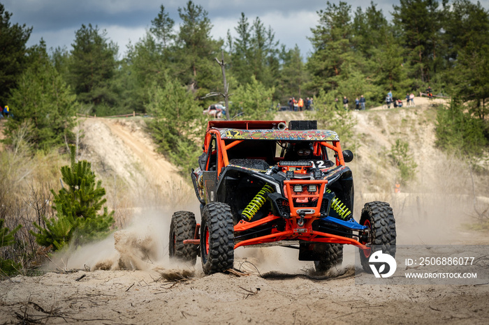 UTV，ATV在沙地越野驾驶。越野车极限骑行