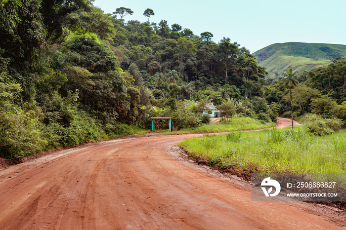 穿越山区的地面道路