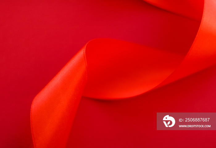 红色背景的抽象卷曲丝带，假日销售产品的独家奢侈品牌设计