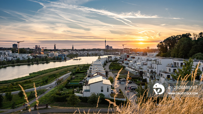 Phönixsee und Skyline Dortmund im Sonnenuntergang