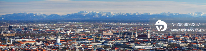 München, Deutschland: Panorama der Stadt vor den Alpen