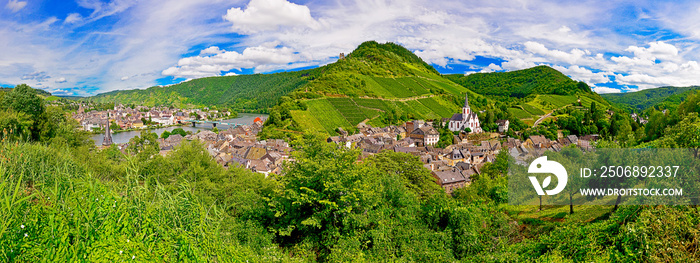 Traben-Trarbach an der Mosel mit Weinbergen und Hunsrück, Rheinland-Pfalz