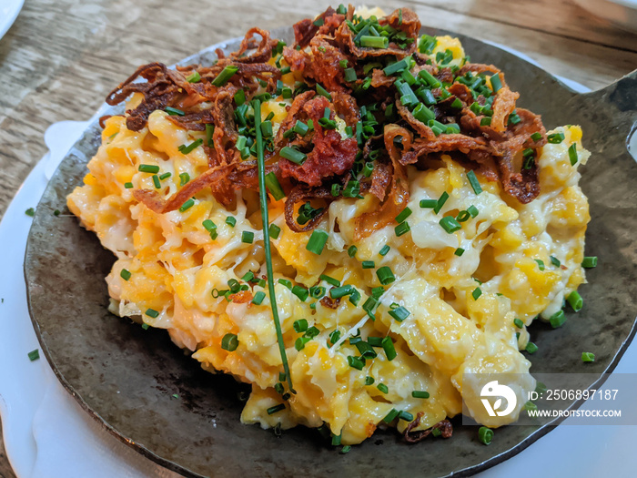 Bayrische Käsespätzle mit Röstzwiebeln