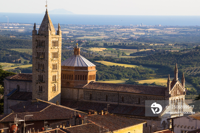 Blick auf den Dom von Massa Marittima und der Maremma