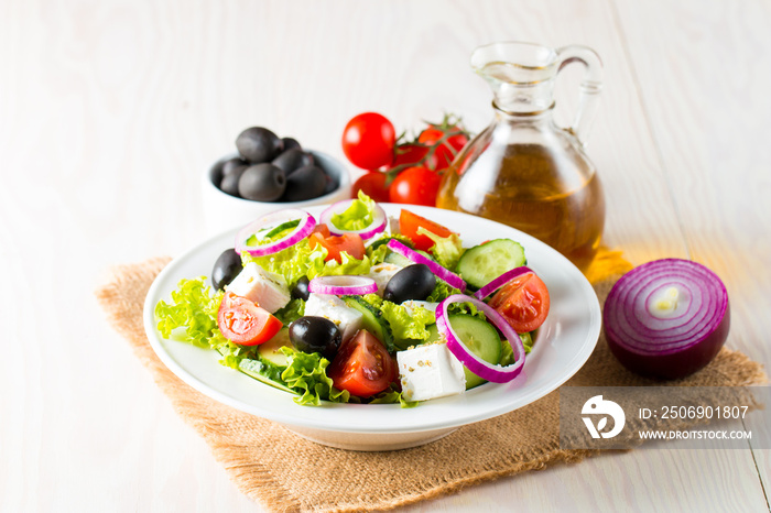 新鲜的希腊沙拉，由樱桃番茄、鲁克拉、芝麻菜、羊乳酪、橄榄、黄瓜、洋葱和香料制成