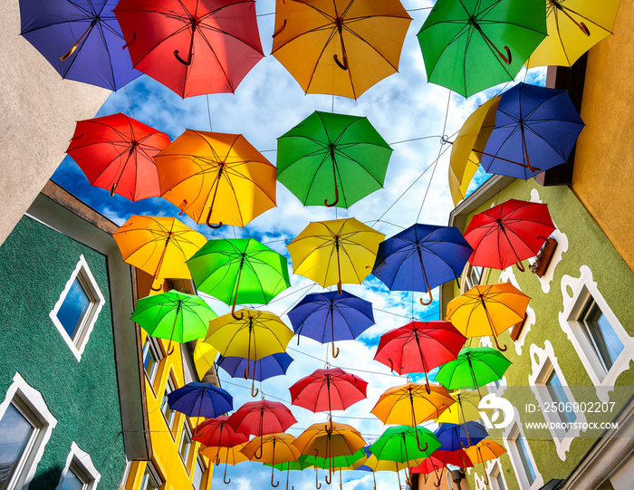 bunte Regenschirme vor blauem Himmel