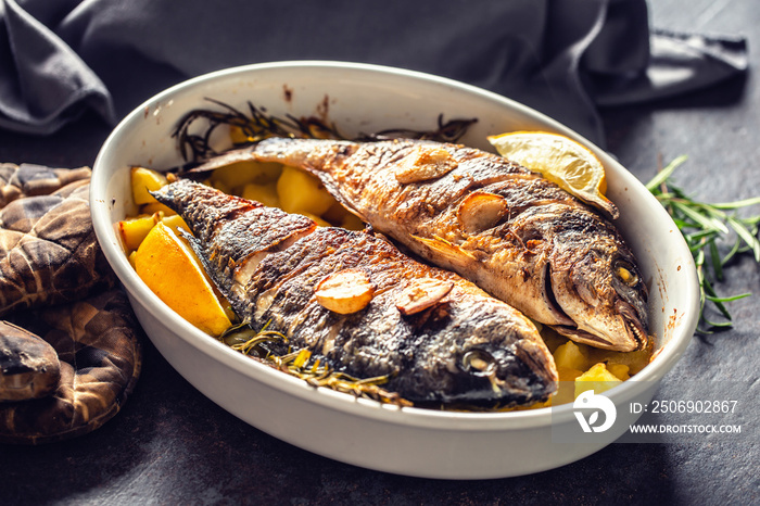 烤地中海鲷鱼配土豆、迷迭香和柠檬