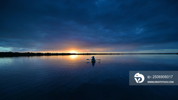 佛罗里达州大沼泽地国家公园库特湾日落时的远处皮划艇运动员，冬季云景r