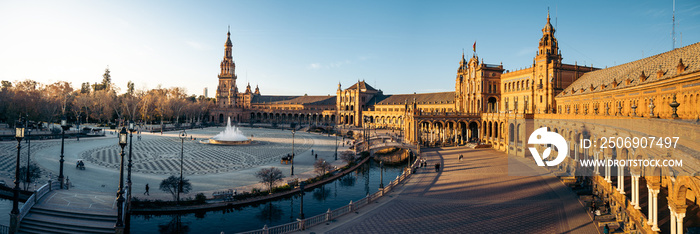 Panoramica de la Plaza de España en Sevilla, España. Un icono de la cultura y la tradicion de España