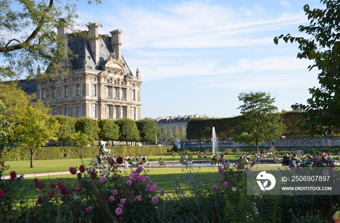 巴黎-著名的杜乐丽花园的当地人和游客。杜乐丽园（Jardin des Tuileries）是一个