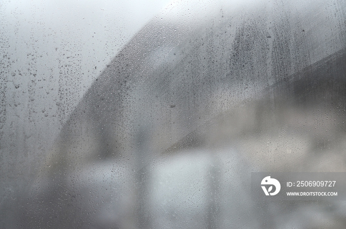 大雨后有冷凝水或蒸汽的窗户玻璃，纹理或背景图像