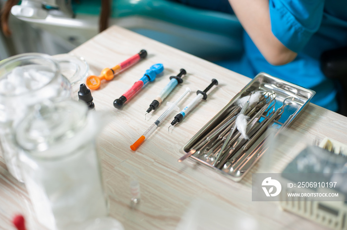 牙医办公室医生附近桌子上的耗材牙科材料和牙科器械