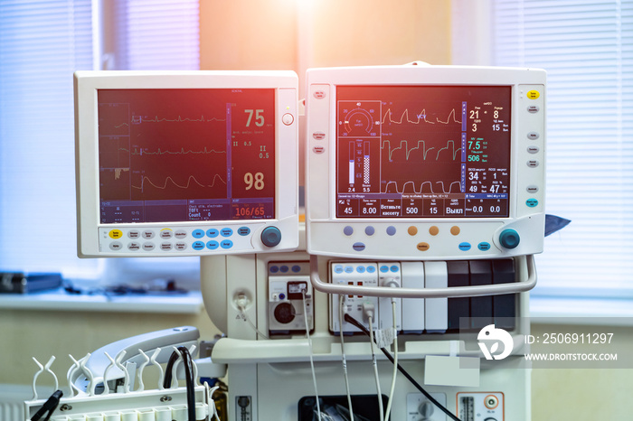 手术室的两个屏幕。医疗设备，医院内部设计理念。手术室内部