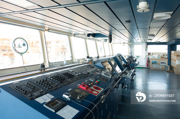 舰桥、齿轮、操舵螺旋桨、海上通信和ve内部的控制室