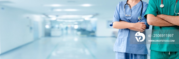 两名医院工作人员——外科医生、医生或护士，双臂交叉站在医院里。医疗h