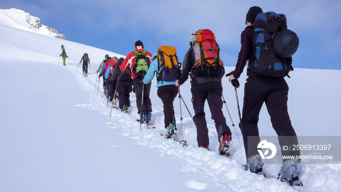 一位登山向导和他的客户在冬季的瑞士阿尔卑斯山进行野外滑雪之旅