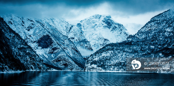 美丽的山脉景观，冬季的挪威峡湾