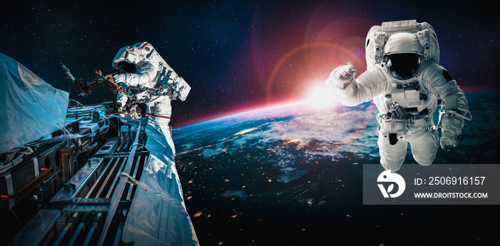 宇航员宇航员在外太空为空间站工作时进行太空行走。宇航员穿着全套衣服