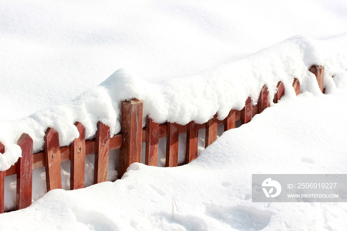 白雪覆盖的木栅栏