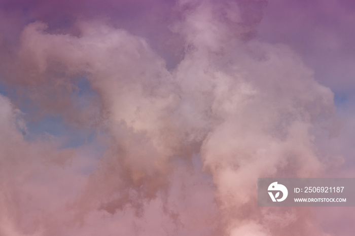 彩色烟雾图案图像，粉红色烟雾状云层背景，爆炸产生的烟雾。
