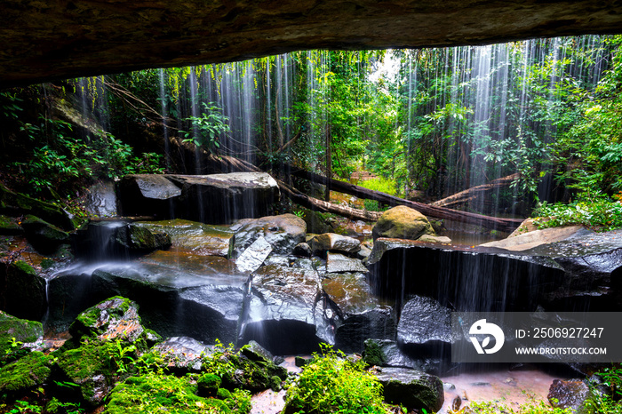 泰国和柬埔寨边境森林深处的一个小瀑布，ASIA.Khun Sri瀑布
