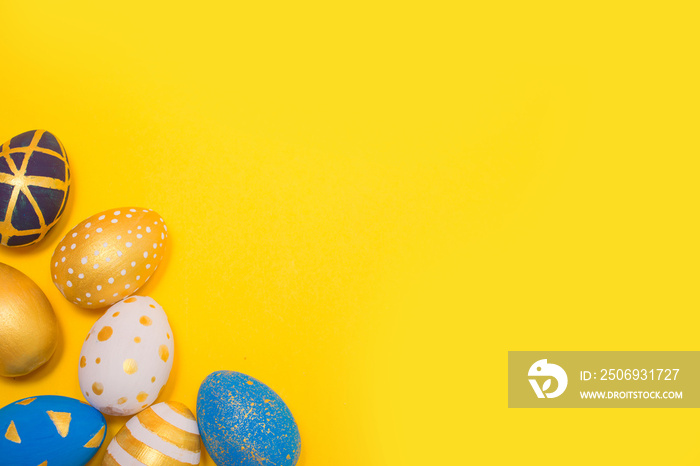 背景为复活节金色装饰的彩蛋。最小复活节