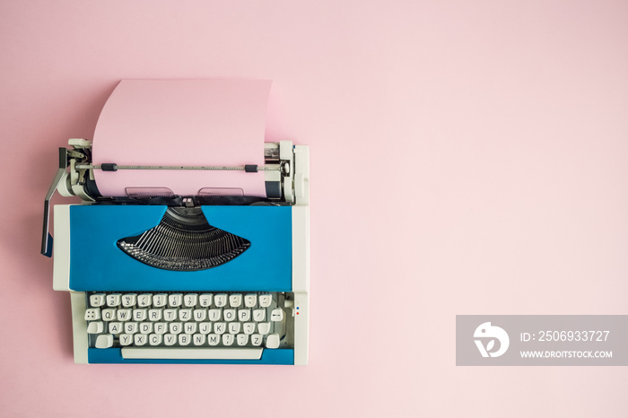 复古时尚打字机粉彩抽象概念的平面布局。
