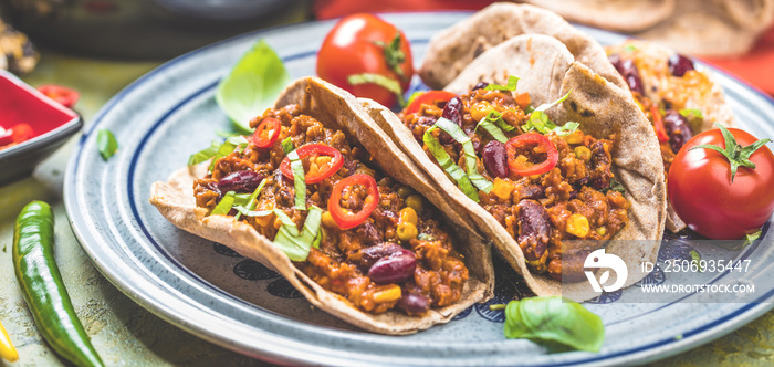 Chilli con carne und frische selbstgemachte Tortillas