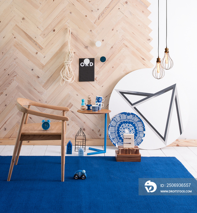 现代室内蓝色地毯和木椅，木墙装饰