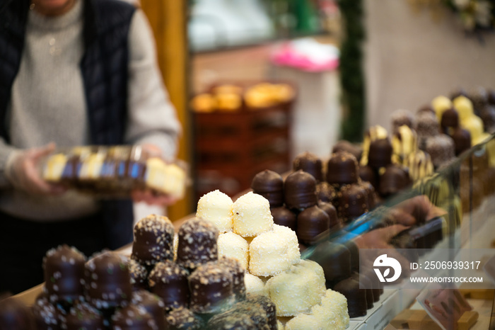 市场摊位小贩的选择性焦点，出售数十种美味的巧克力吻和糖果