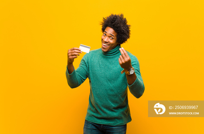 一名年轻的非裔美国男子用信用卡对抗orange bac
